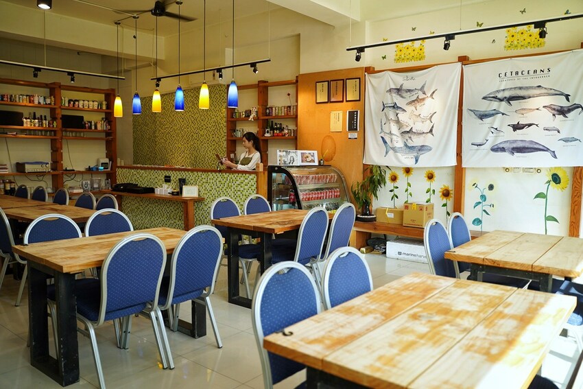 【滋多屋】苗栗竹南平價、大份量餐廳推薦『滋多屋』，主打日式蓋飯&定食，小菜多達14種選擇！加50元就附小菜兩盤+湯品+甜點！超級划算～ - 阿華田的美食日記