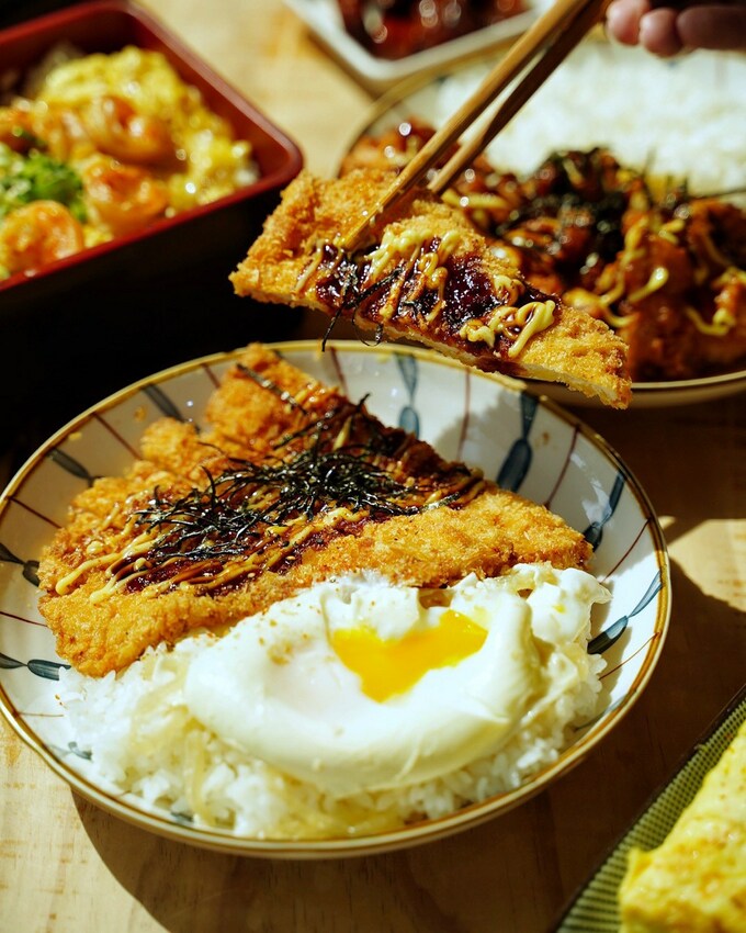 【滋多屋】苗栗竹南平價、大份量餐廳推薦『滋多屋』，主打日式蓋飯&定食，小菜多達14種選擇！加50元就附小菜兩盤+湯品+甜點！超級划算～ - 阿華田的美食日記