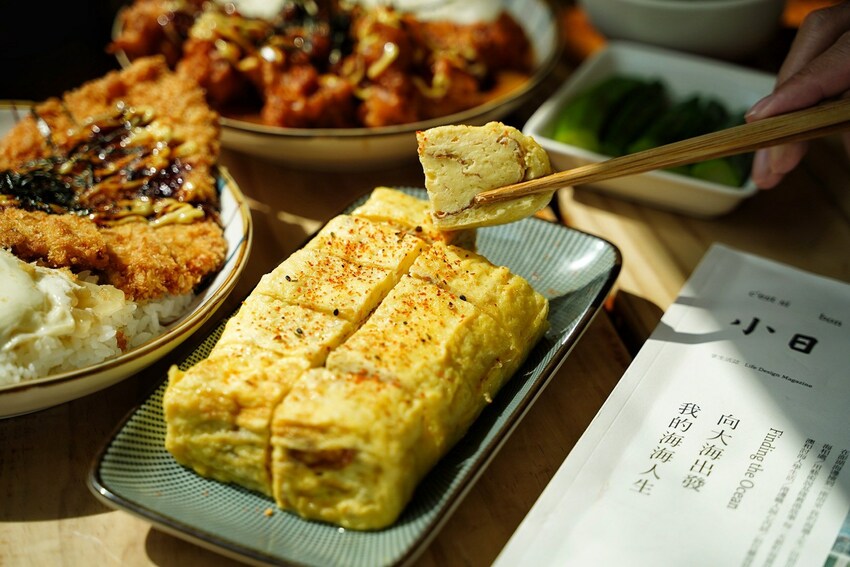 【滋多屋】苗栗竹南平價、大份量餐廳推薦『滋多屋』，主打日式蓋飯&定食，小菜多達14種選擇！加50元就附小菜兩盤+湯品+甜點！超級划算～ - 阿華田的美食日記