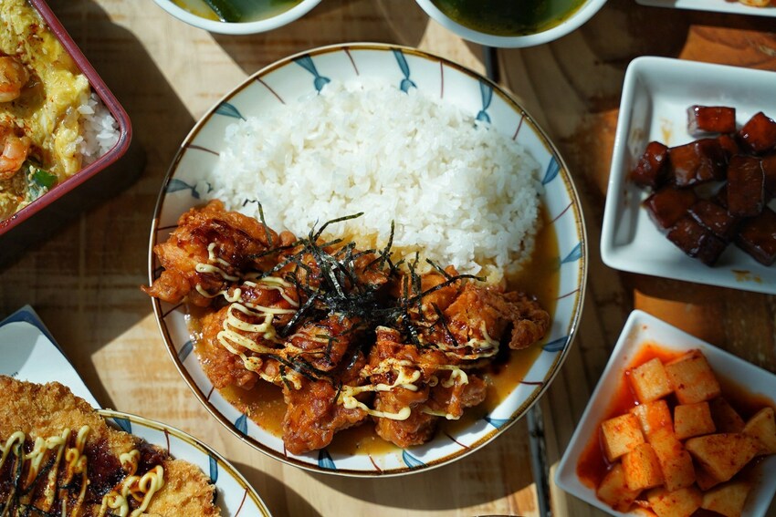 【滋多屋】苗栗竹南平價、大份量餐廳推薦『滋多屋』，主打日式蓋飯&定食，小菜多達14種選擇！加50元就附小菜兩盤+湯品+甜點！超級划算～ - 阿華田的美食日記