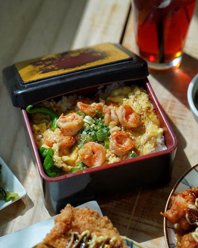 【滋多屋】苗栗竹南平價、大份量餐廳推薦『滋多屋』，主打日式蓋飯&定食，小菜多達14種選擇！加50元就附小菜兩盤+湯品+甜點！超級划算～ - 阿華田的美食日記