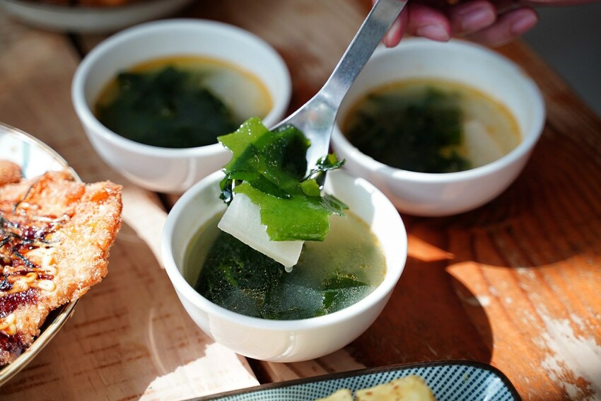 【滋多屋】苗栗竹南平價、大份量餐廳推薦『滋多屋』，主打日式蓋飯&定食，小菜多達14種選擇！加50元就附小菜兩盤+湯品+甜點！超級划算～ - 阿華田的美食日記