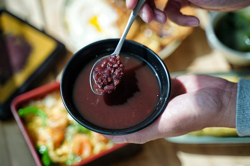 【滋多屋】苗栗竹南平價、大份量餐廳推薦『滋多屋』，主打日式蓋飯&定食，小菜多達14種選擇！加50元就附小菜兩盤+湯品+甜點！超級划算～ - 阿華田的美食日記