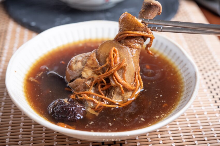 宅配推薦｜聯通漢芳～台北迪化街杜仲蟲草雞湯 x 桃膠雪蓮子銀耳露，天冷養生這包搞定，捷運北門站美食推薦