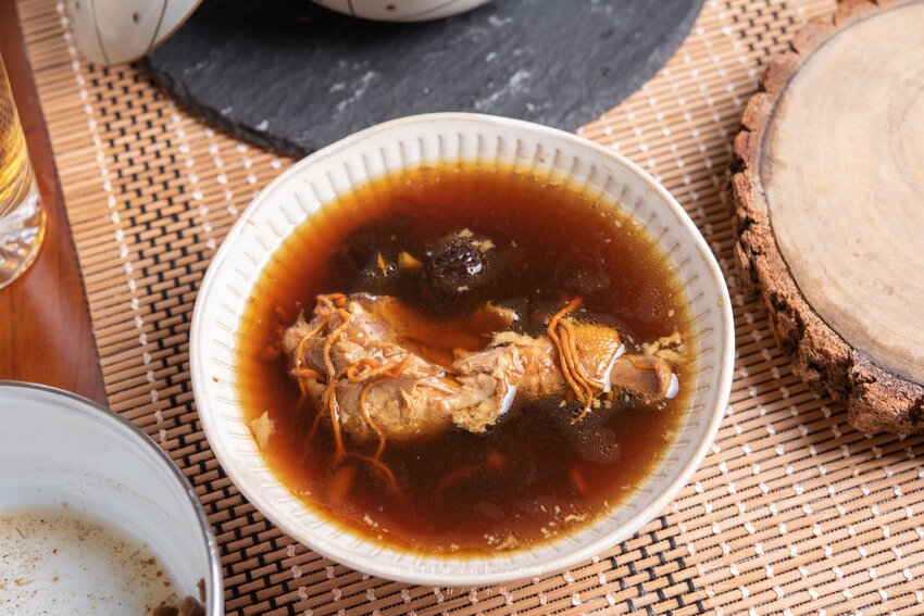 宅配推薦｜聯通漢芳～台北迪化街杜仲蟲草雞湯 x 桃膠雪蓮子銀耳露，天冷養生這包搞定，捷運北門站美食推薦