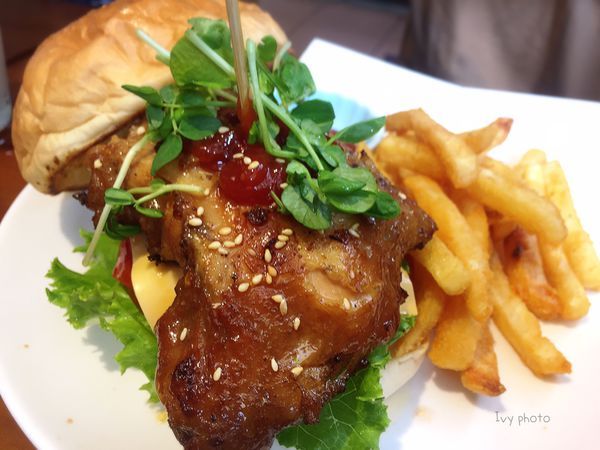 福森咖啡 辣味烤雞腿堡