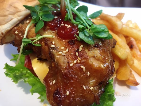 福森咖啡 辣味烤雞腿堡