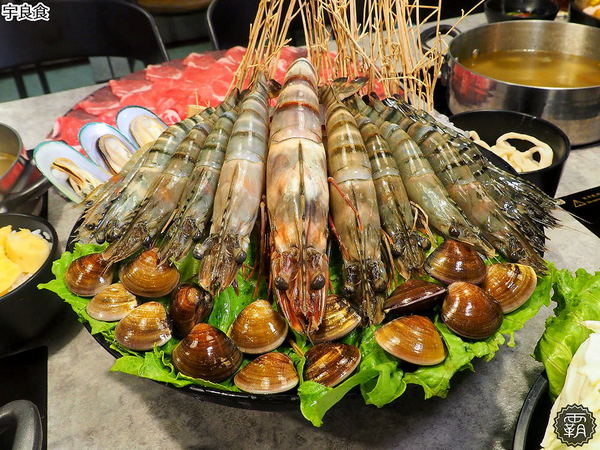 宇良食鍋物 ( 國安店 )： 宇良食健康鍋物，舒爽工業風環境吃鍋物，夏日限定新鍋底，剝皮辣椒、肉骨茶、肉桂紅酒挑戰味蕾！