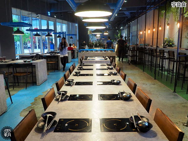 宇良食鍋物 ( 國安店 )： 宇良食健康鍋物，舒爽工業風環境吃鍋物，夏日限定新鍋底，剝皮辣椒、肉骨茶、肉桂紅酒挑戰味蕾！