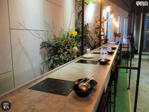 宇良食鍋物 ( 國安店 )： 宇良食健康鍋物，舒爽工業風環境吃鍋物，夏日限定新鍋底，剝皮辣椒、肉骨茶、肉桂紅酒挑戰味蕾！
