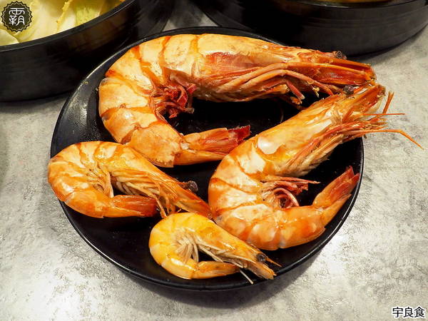 宇良食鍋物 ( 國安店 )： 宇良食健康鍋物，舒爽工業風環境吃鍋物，夏日限定新鍋底，剝皮辣椒、肉骨茶、肉桂紅酒挑戰味蕾！