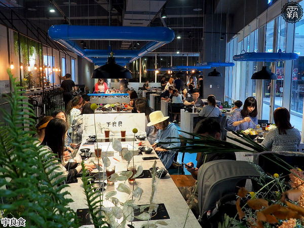 宇良食鍋物 ( 國安店 )： 宇良食健康鍋物，舒爽工業風環境吃鍋物，夏日限定新鍋底，剝皮辣椒、肉骨茶、肉桂紅酒挑戰味蕾！