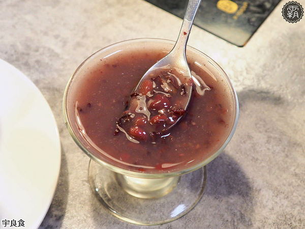 宇良食鍋物 ( 國安店 )： 宇良食健康鍋物，舒爽工業風環境吃鍋物，夏日限定新鍋底，剝皮辣椒、肉骨茶、肉桂紅酒挑戰味蕾！