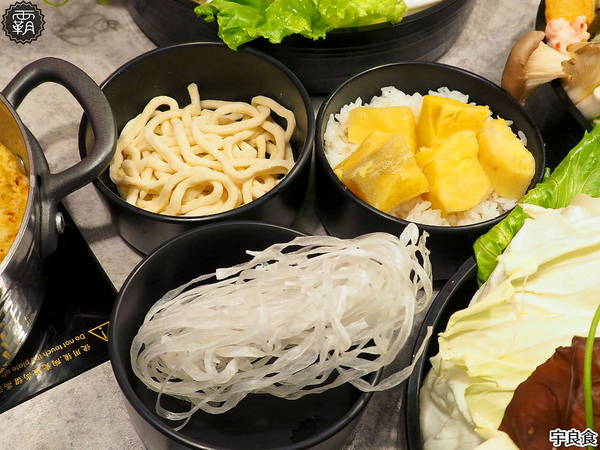 宇良食鍋物 ( 國安店 )： 宇良食健康鍋物，舒爽工業風環境吃鍋物，夏日限定新鍋底，剝皮辣椒、肉骨茶、肉桂紅酒挑戰味蕾！