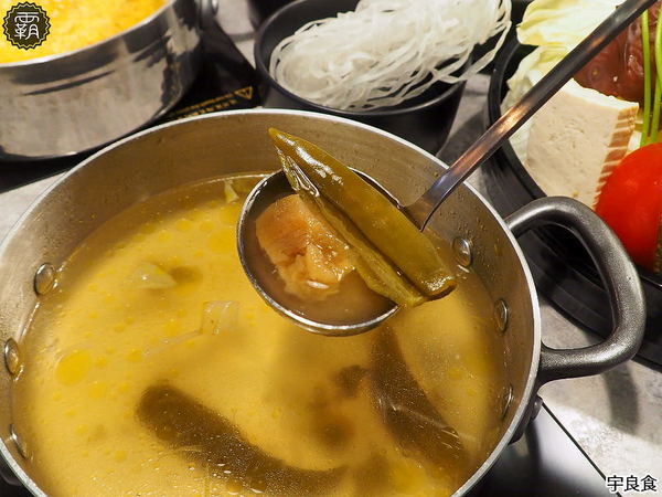 宇良食鍋物 ( 國安店 )： 宇良食健康鍋物，舒爽工業風環境吃鍋物，夏日限定新鍋底，剝皮辣椒、肉骨茶、肉桂紅酒挑戰味蕾！