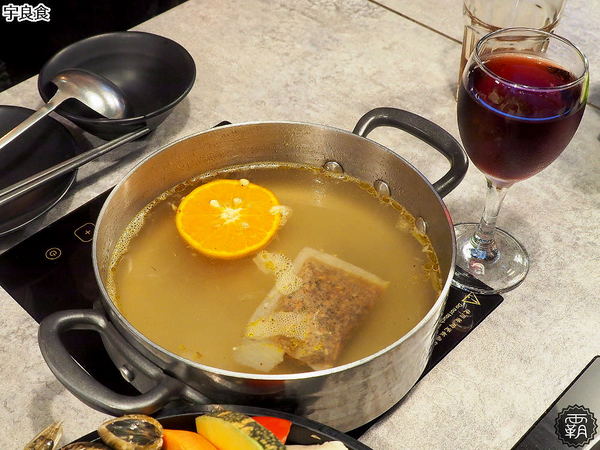 宇良食鍋物 ( 國安店 )： 宇良食健康鍋物，舒爽工業風環境吃鍋物，夏日限定新鍋底，剝皮辣椒、肉骨茶、肉桂紅酒挑戰味蕾！