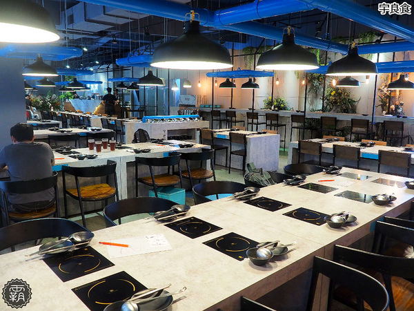 宇良食鍋物 ( 國安店 )： 宇良食健康鍋物，舒爽工業風環境吃鍋物，夏日限定新鍋底，剝皮辣椒、肉骨茶、肉桂紅酒挑戰味蕾！