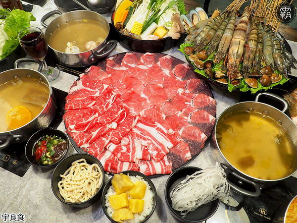 宇良食鍋物 ( 國安店 )： 宇良食健康鍋物，舒爽工業風環境吃鍋物，夏日限定新鍋底，剝皮辣椒、肉骨茶、肉桂紅酒挑戰味蕾！