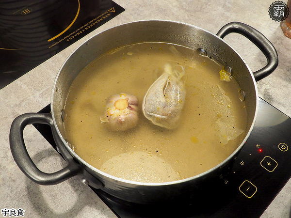 宇良食鍋物 ( 國安店 )： 宇良食健康鍋物，舒爽工業風環境吃鍋物，夏日限定新鍋底，剝皮辣椒、肉骨茶、肉桂紅酒挑戰味蕾！