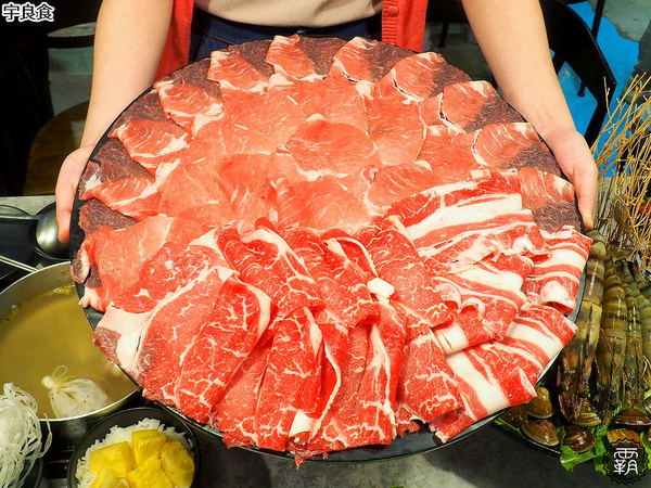 宇良食鍋物 ( 國安店 )： 宇良食健康鍋物，舒爽工業風環境吃鍋物，夏日限定新鍋底，剝皮辣椒、肉骨茶、肉桂紅酒挑戰味蕾！