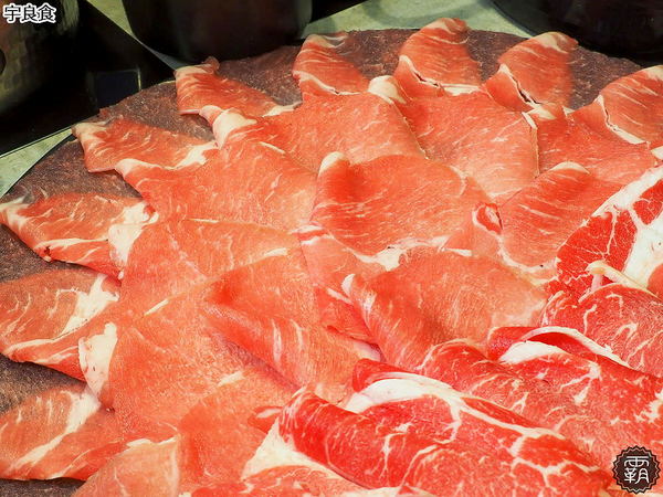 宇良食鍋物 ( 國安店 )： 宇良食健康鍋物，舒爽工業風環境吃鍋物，夏日限定新鍋底，剝皮辣椒、肉骨茶、肉桂紅酒挑戰味蕾！