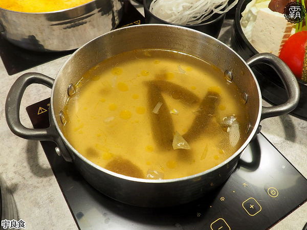 宇良食鍋物 ( 國安店 )： 宇良食健康鍋物，舒爽工業風環境吃鍋物，夏日限定新鍋底，剝皮辣椒、肉骨茶、肉桂紅酒挑戰味蕾！