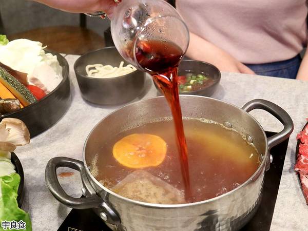 宇良食鍋物 ( 國安店 )： 宇良食健康鍋物，舒爽工業風環境吃鍋物，夏日限定新鍋底，剝皮辣椒、肉骨茶、肉桂紅酒挑戰味蕾！