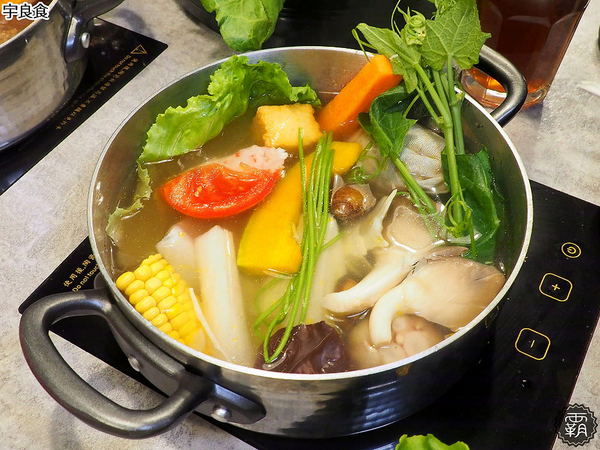 宇良食鍋物 ( 國安店 )： 宇良食健康鍋物，舒爽工業風環境吃鍋物，夏日限定新鍋底，剝皮辣椒、肉骨茶、肉桂紅酒挑戰味蕾！
