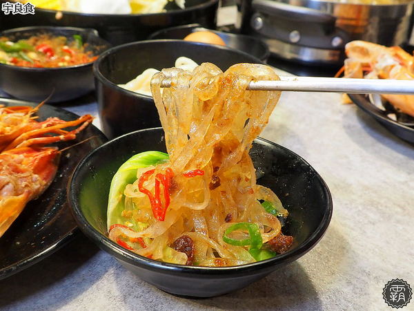 宇良食鍋物 ( 國安店 )： 宇良食健康鍋物，舒爽工業風環境吃鍋物，夏日限定新鍋底，剝皮辣椒、肉骨茶、肉桂紅酒挑戰味蕾！