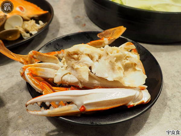 宇良食鍋物 ( 國安店 )： 宇良食健康鍋物，舒爽工業風環境吃鍋物，夏日限定新鍋底，剝皮辣椒、肉骨茶、肉桂紅酒挑戰味蕾！