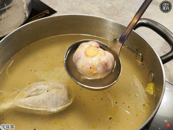 宇良食鍋物 ( 國安店 )： 宇良食健康鍋物，舒爽工業風環境吃鍋物，夏日限定新鍋底，剝皮辣椒、肉骨茶、肉桂紅酒挑戰味蕾！