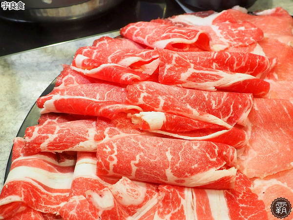 宇良食鍋物 ( 國安店 )： 宇良食健康鍋物，舒爽工業風環境吃鍋物，夏日限定新鍋底，剝皮辣椒、肉骨茶、肉桂紅酒挑戰味蕾！