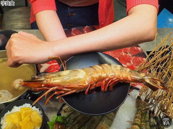 宇良食鍋物 ( 國安店 )： 宇良食健康鍋物，舒爽工業風環境吃鍋物，夏日限定新鍋底，剝皮辣椒、肉骨茶、肉桂紅酒挑戰味蕾！