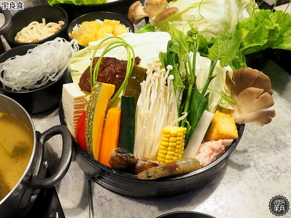 宇良食鍋物 ( 國安店 )： 宇良食健康鍋物，舒爽工業風環境吃鍋物，夏日限定新鍋底，剝皮辣椒、肉骨茶、肉桂紅酒挑戰味蕾！