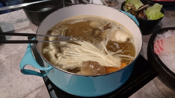 宇良食鍋物 ( 國安店 ):台中西屯區~宇良食健康鍋物~鑄鐵火鍋新吃法~冬天揪是要吃鍋~