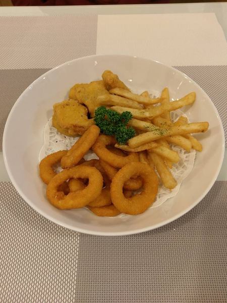 Love73House:Love73House-精誠路上新開幕的早午餐店 有美麗的店長替我們服務 餐點簡單份量很夠單價又低 還有超美味的乳酪蛋糕必吃 喜歡拍照的人也有一個小天地