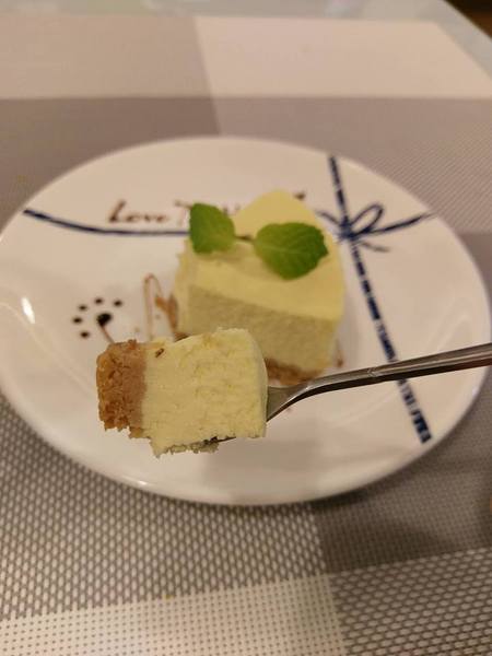 Love73House:Love73House-精誠路上新開幕的早午餐店 有美麗的店長替我們服務 餐點簡單份量很夠單價又低 還有超美味的乳酪蛋糕必吃 喜歡拍照的人也有一個小天地