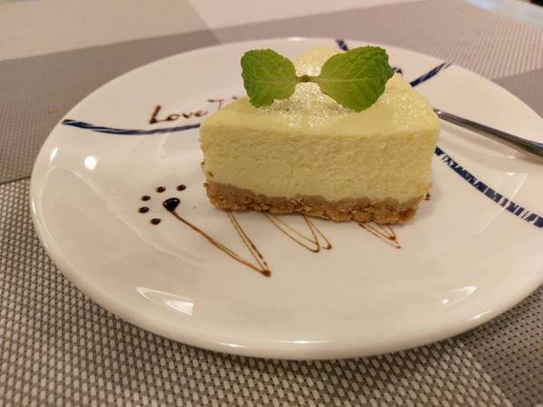 Love73House:Love73House-精誠路上新開幕的早午餐店 有美麗的店長替我們服務 餐點簡單份量很夠單價又低 還有超美味的乳酪蛋糕必吃 喜歡拍照的人也有一個小天地