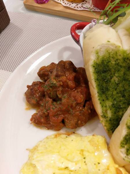 Love73House:Love73House-精誠路上新開幕的早午餐店 有美麗的店長替我們服務 餐點簡單份量很夠單價又低 還有超美味的乳酪蛋糕必吃 喜歡拍照的人也有一個小天地