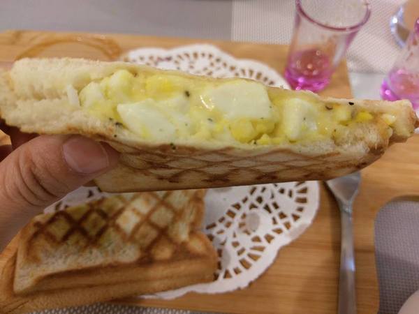 Love73House:Love73House-精誠路上新開幕的早午餐店 有美麗的店長替我們服務 餐點簡單份量很夠單價又低 還有超美味的乳酪蛋糕必吃 喜歡拍照的人也有一個小天地