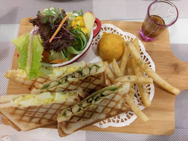 Love73House:Love73House-精誠路上新開幕的早午餐店 有美麗的店長替我們服務 餐點簡單份量很夠單價又低 還有超美味的乳酪蛋糕必吃 喜歡拍照的人也有一個小天地