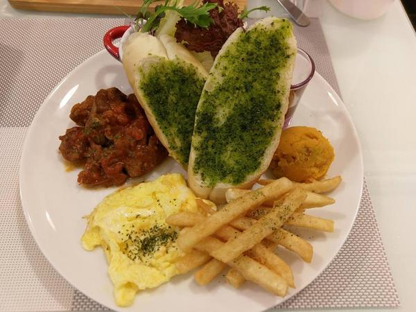 Love73House:Love73House-精誠路上新開幕的早午餐店 有美麗的店長替我們服務 餐點簡單份量很夠單價又低 還有超美味的乳酪蛋糕必吃 喜歡拍照的人也有一個小天地