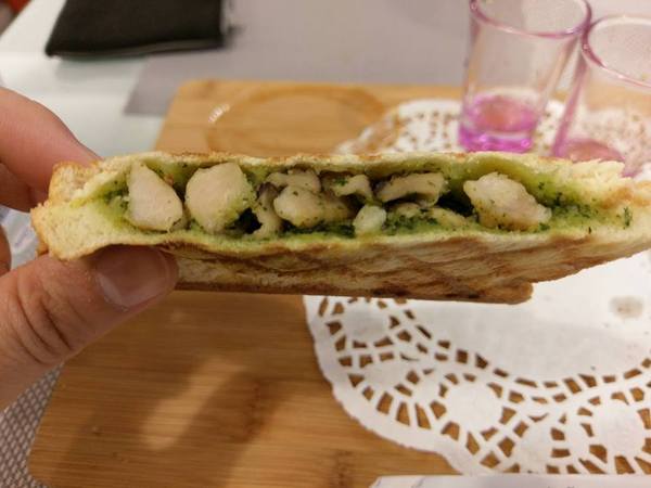 Love73House:Love73House-精誠路上新開幕的早午餐店 有美麗的店長替我們服務 餐點簡單份量很夠單價又低 還有超美味的乳酪蛋糕必吃 喜歡拍照的人也有一個小天地