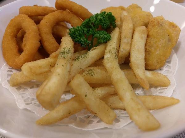 Love73House:Love73House-精誠路上新開幕的早午餐店 有美麗的店長替我們服務 餐點簡單份量很夠單價又低 還有超美味的乳酪蛋糕必吃 喜歡拍照的人也有一個小天地