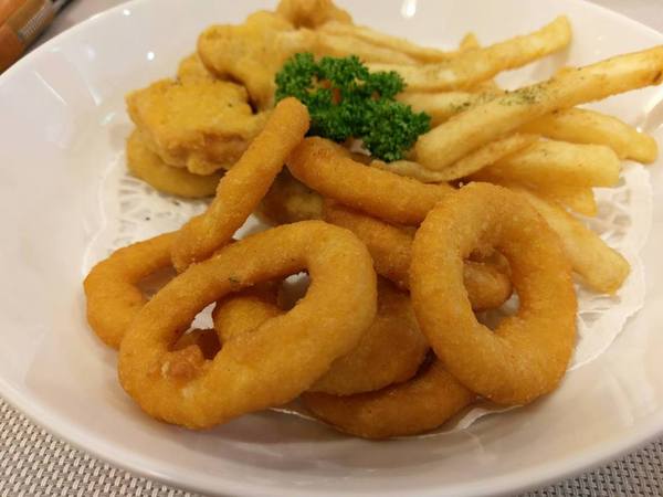 Love73House:Love73House-精誠路上新開幕的早午餐店 有美麗的店長替我們服務 餐點簡單份量很夠單價又低 還有超美味的乳酪蛋糕必吃 喜歡拍照的人也有一個小天地