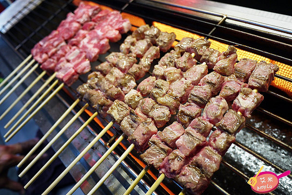 逢甲夜市 - 牛逼 安格斯骰子牛:西屯逢甲夜市平價骰子牛。牛逼 安格斯骰子牛。牛肩肉切丁串起來火烤 肉香肆意勾引很難不被迷惑啊~ 玫瑰海鹽/黑胡椒醬/匈牙利紅椒三款口味全推薦