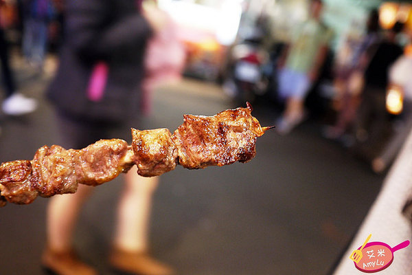 逢甲夜市 - 牛逼 安格斯骰子牛:西屯逢甲夜市平價骰子牛。牛逼 安格斯骰子牛。牛肩肉切丁串起來火烤 肉香肆意勾引很難不被迷惑啊~ 玫瑰海鹽/黑胡椒醬/匈牙利紅椒三款口味全推薦