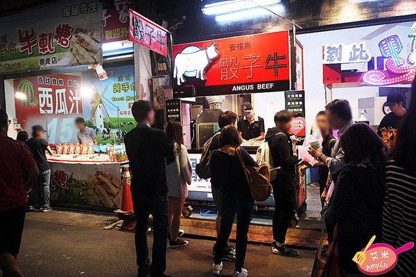 逢甲夜市 - 牛逼 安格斯骰子牛:西屯逢甲夜市平價骰子牛。牛逼 安格斯骰子牛。牛肩肉切丁串起來火烤 肉香肆意勾引很難不被迷惑啊~ 玫瑰海鹽/黑胡椒醬/匈牙利紅椒三款口味全推薦