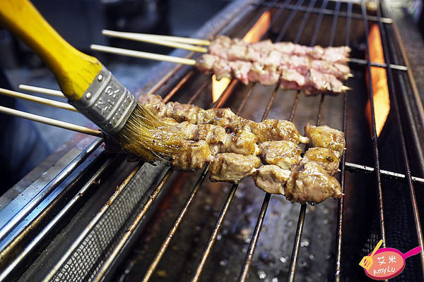 逢甲夜市 - 牛逼 安格斯骰子牛:西屯逢甲夜市平價骰子牛。牛逼 安格斯骰子牛。牛肩肉切丁串起來火烤 肉香肆意勾引很難不被迷惑啊~ 玫瑰海鹽/黑胡椒醬/匈牙利紅椒三款口味全推薦