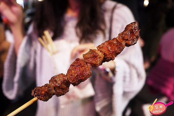 逢甲夜市 - 牛逼 安格斯骰子牛:西屯逢甲夜市平價骰子牛。牛逼 安格斯骰子牛。牛肩肉切丁串起來火烤 肉香肆意勾引很難不被迷惑啊~ 玫瑰海鹽/黑胡椒醬/匈牙利紅椒三款口味全推薦